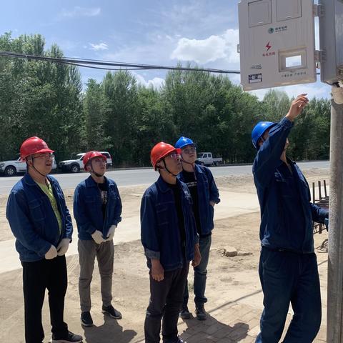 2020年5月28日酒泉供电公司营销部台区线损专家团队，莅临肃州公司进行台区线现场帮扶。