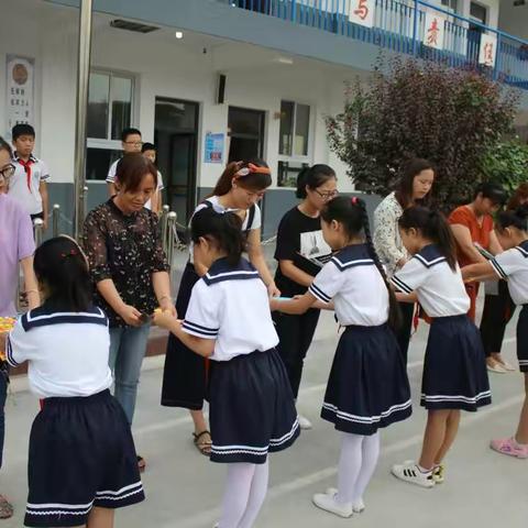 “金秋送爽，丹桂飘香”，周十小学开展系列教师节感恩活动。