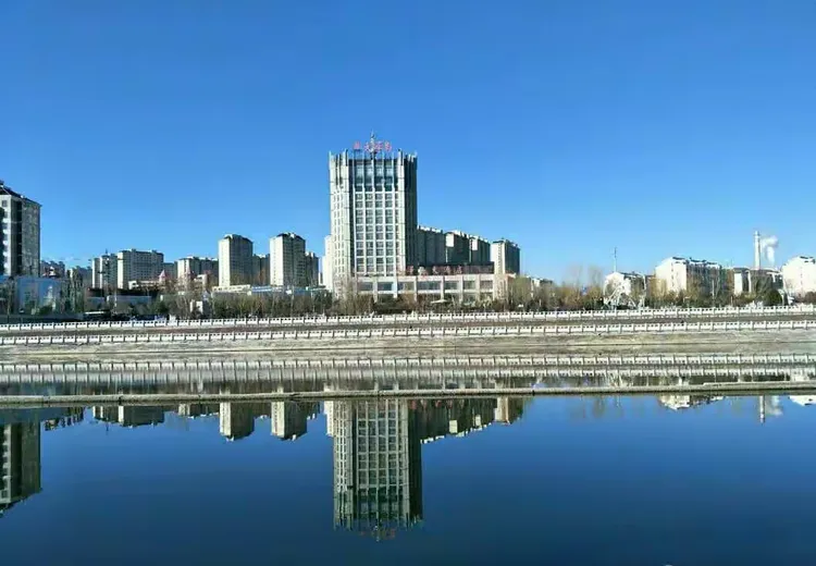 《天水一色的薛家湾小镇》 美丽的薛家湾镇是我居住的地方。