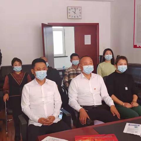 招商服务中心全体人员认真收看“二十大”电视实况直播转播