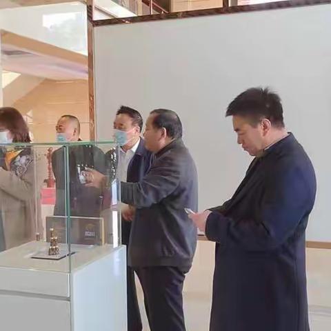 招商服务中心等部门陪同外来客商深入企业考察