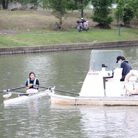 书山攀岩 雕夺先锋  中流击水 浪遏飞舟