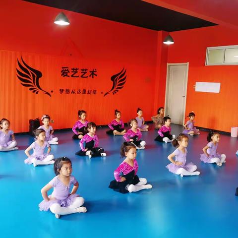 爱艺夏花出开   欢迎学子归来                       💃💃舞蹈专业    一级三班💕