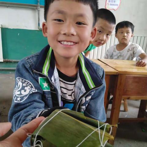 我校举办六一传统文化周之“感受端午节，协作包粽子”活动