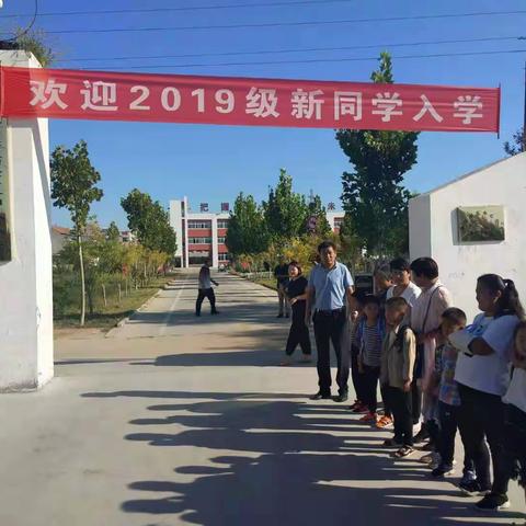唐坊镇中心小学开展一年级新生拜师入学礼
