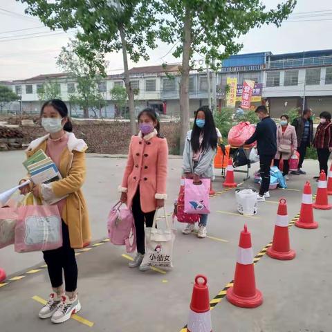 新桥镇二中九年级顺利入校复学