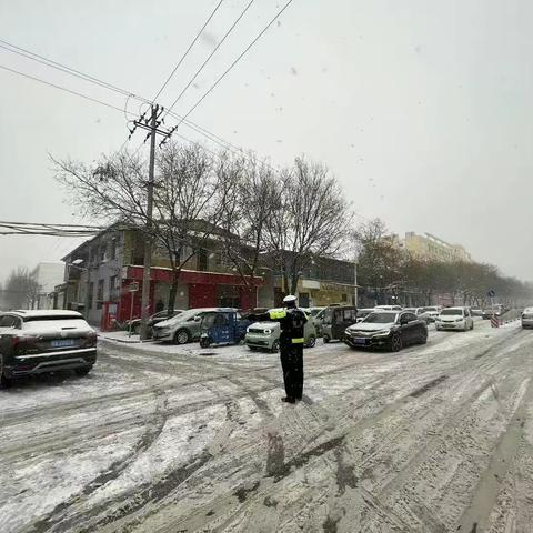 迎风雪 战严寒 晋州公安护平安保畅通