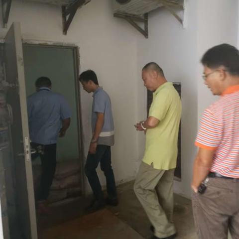 区机关事务管理局协调相关单位现场排查区第二办公区发电机房进水问题