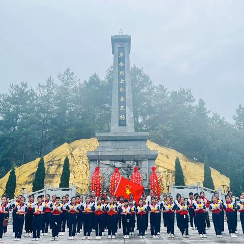 鲜花献英烈 哀思祭忠魂——田林县第一小学参加县委、县人民政府举行的向人民英雄敬献花篮仪式