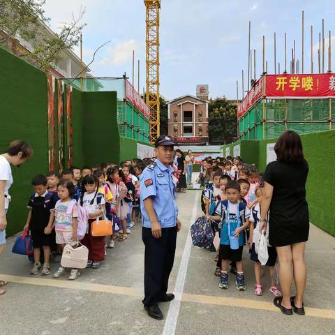 整顿放学路队秩序，培养小枧小学学子良好习惯，为学生安全回家保驾续航。