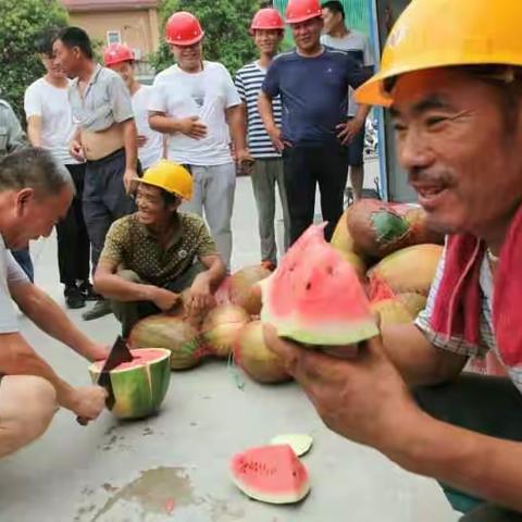 许都律师送清凉第二站《解暑西瓜送民工》