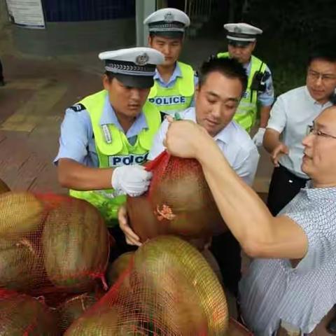 炎炎夏日，河南许都律师事务所向许昌市莲城岗的交警送清凉