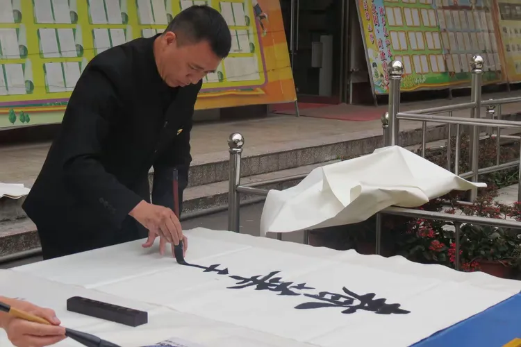 书法家陈祖华老师挥毫示范,引领孩子们走向一条条书法之路