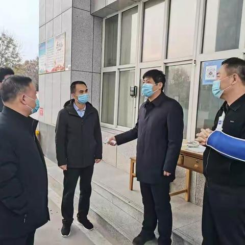 教体局赵强局长陪同政府副县长冯长民调研指导学校疫情防控工作