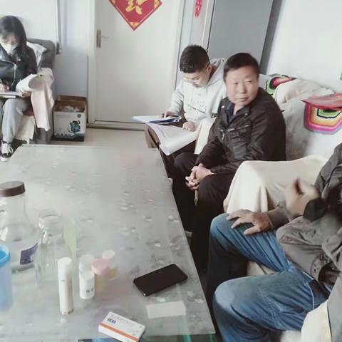 锡林浩特市乡村振兴局局长浩斯巴雅尔在牧场工会主席赵忠陪同下摸排走访嘎松乌拉分场突发严重困难户