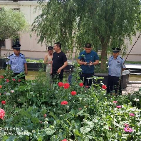 龙凤分局铲除隐藏在居民区的罂粟花