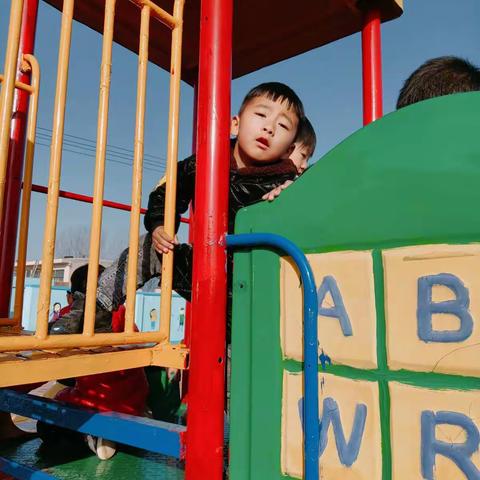 里堡寨幼儿园小班教育随笔——多一点关爱给调皮捣蛋的孩子