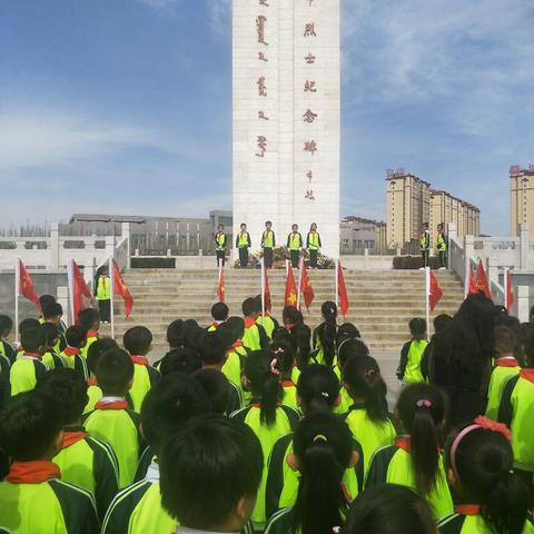 沙河一小“传承革命精神，励志报效祖国”清明节祭扫活动