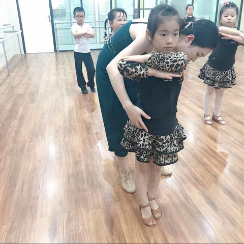 露露老师拉丁舞舞动起来！