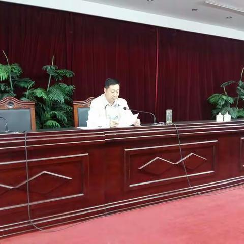 2017年4月25日下午，局党组、党支部在六楼会议室开展“廉政课堂”教育活动，王刚副书记主持并授课。