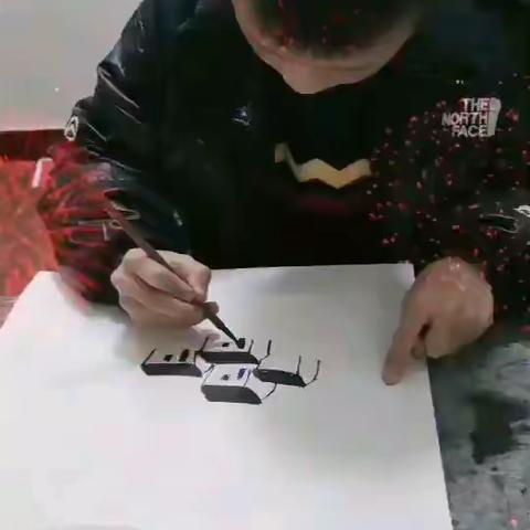 初级班小家伙们在认认真真的完成作品呢！