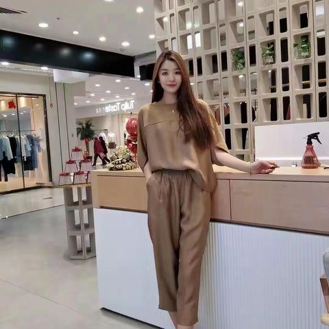 母亲节 其实，妈妈需要的，只是陪伴。在母亲节即将到来之际，信誉楼女装祝天下妈妈母亲节快乐！