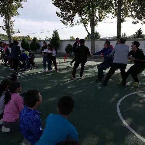 庆国庆促团结，麻子街小学师生拔河比赛剪影