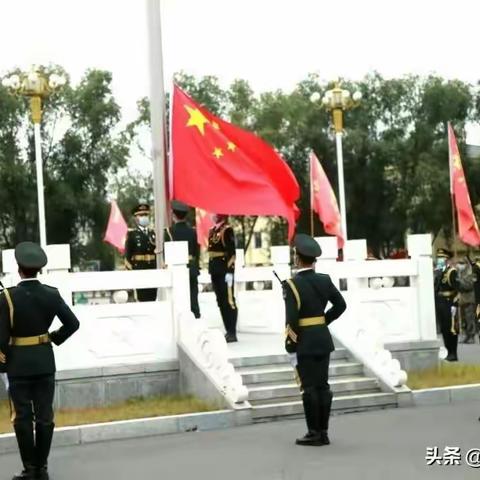 郾城区初级实验中学东校区举行本学期最后一次线上升旗仪式