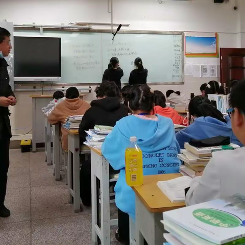 人人参与，展现自我！--江夏职校“一人一节公开课”十月小记