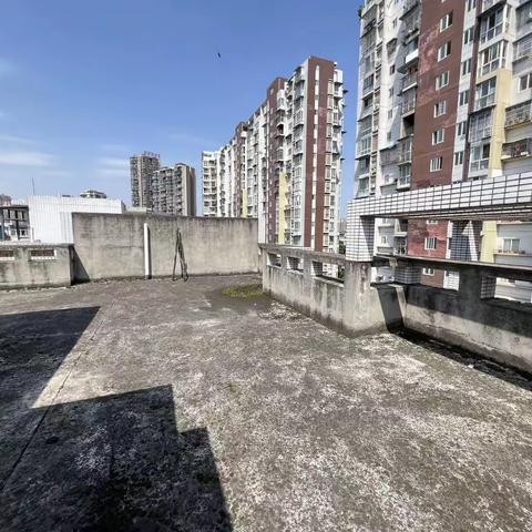 ⭐️🔑三天必卖，春熙广场旁，盛景名居纯现浇商品房，内跃6跃7，带100平平台花园，产权156，4-2-3，45.8万。v61234