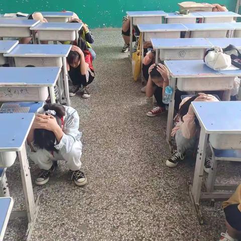 马兰屯镇南洛小学防震逃生演练