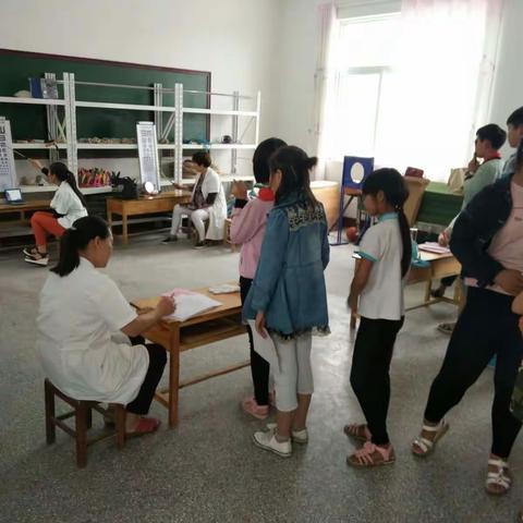 马兰屯镇板桥小学组织全体学生进行视力测试（2017.5.23）