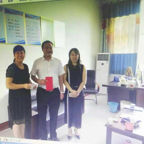 在教师节来临之际，台儿庄区秦氏集团到板桥小学对全体教师表示慰问！