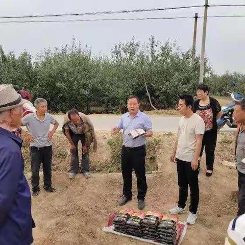 产业扶贫培训走进田间地头