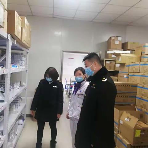 区市场监管综合执法大队检查医疗机构药品使用情况