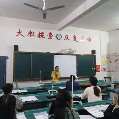 挥笔洒墨锦上花——滁洲中心学校教师三笔字练习进行时