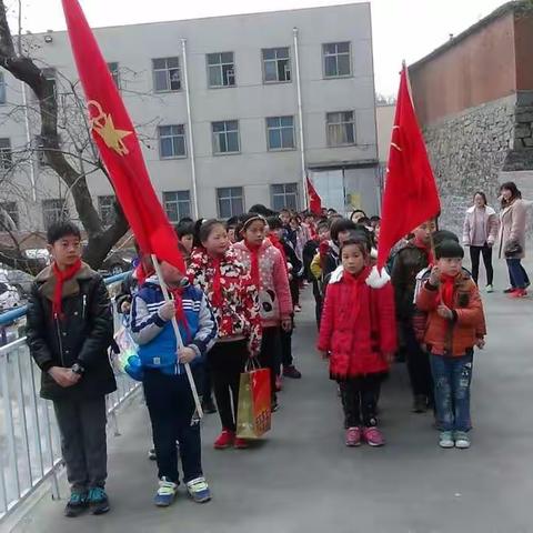 辉县市拍石头乡中心小学清明节祭扫活动