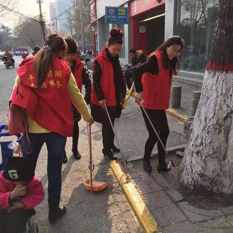 捡拾烟头 净化环境