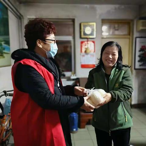 中山街道南小街社区开展慰问辖区困难母亲活动