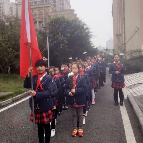 新华小学2017一2018学年度上期“沿着先辈的足迹”一一纪念11.27 缅怀先烈祭扫烈士纪念碑 活动