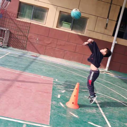 开心的篮球🏀小子