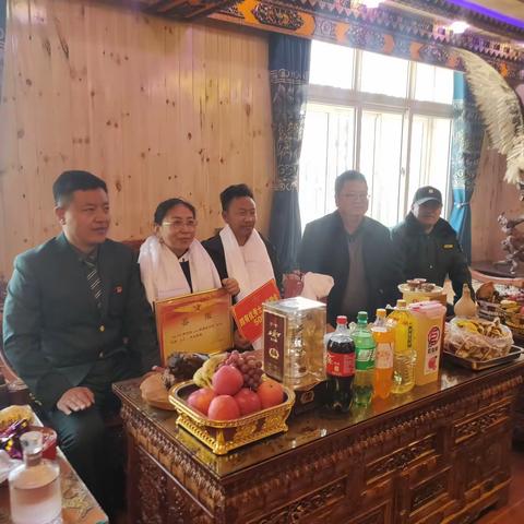 鞭炮声声送喜报 全家光荣话拥军