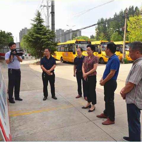 县委常委、组织部长陶中华                         一行到光州学校慰问广大教师