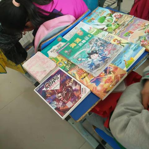 今天下午我们班开展了一次有趣的跳蚤市场活动，同学们个个都开心极了。