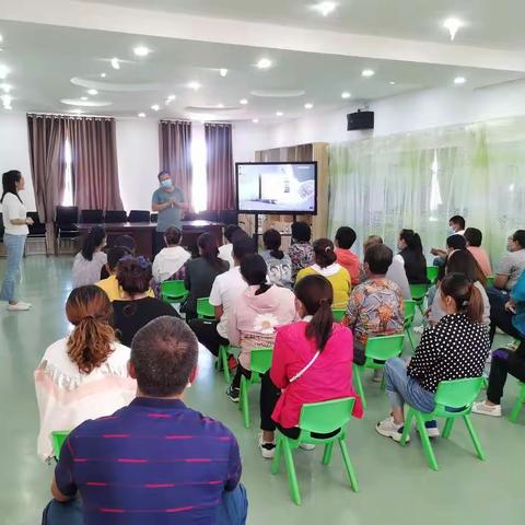 “捕捉儿童敏感期”海勃湾区第十一幼儿园开展家长学校第一讲