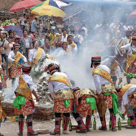 《  六月的同仁 》