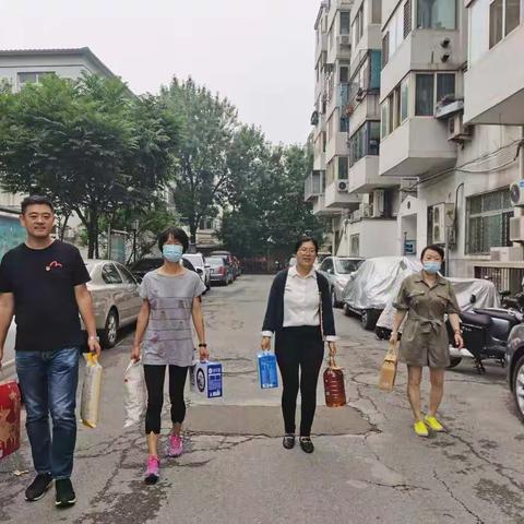 永葆初心•与党同行•关爱随至——上地南路社区开展迎“七一”走访慰问老党员活动