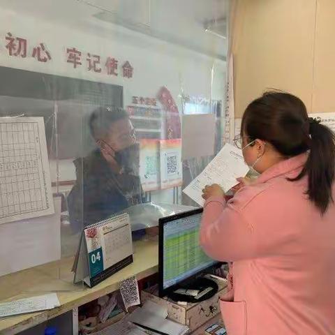 关爱特扶家庭发放“暖心”保险单