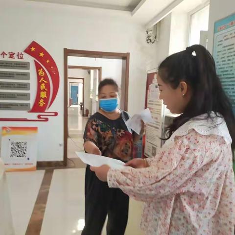 五福社区开展低保证发放工作