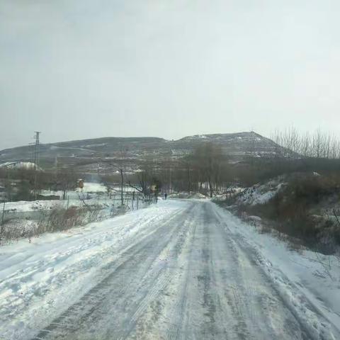 “天山雪后海风寒，横笛偏吹行路难。”同样的坚守，不一样的上班路！